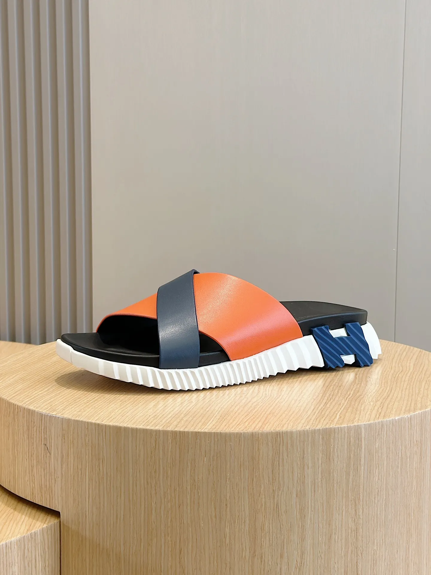 [HERMÈS] Top men's shoes 💰: 340💰 Size: 39-44 (38.45 46 custom-made) Herme*H Home Hermès Men's Sandals and Slippers - Original Replica Purchase the original version and make it one to one, the outsole is privately modeled, and the outsole color corresponding to each color is the same as the original version. Come to those who know the stuff 💪 The ultra-light soles are designed in contrasting colors, and they feel so comfortable on your feet! Calfskin, cowhide feet, private mold outsole.